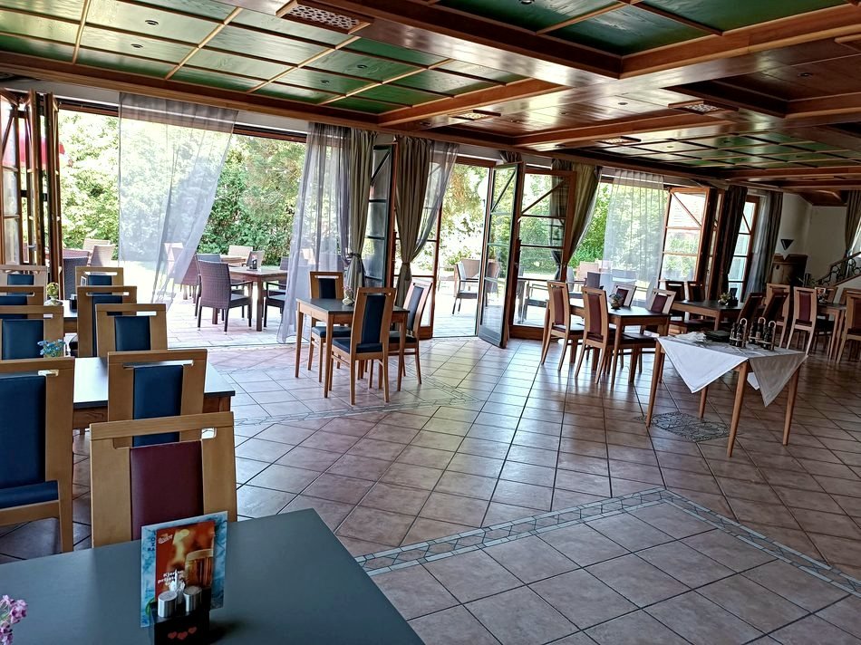 Dvorana gostišča Zeleni gaj s pogledom na teraso