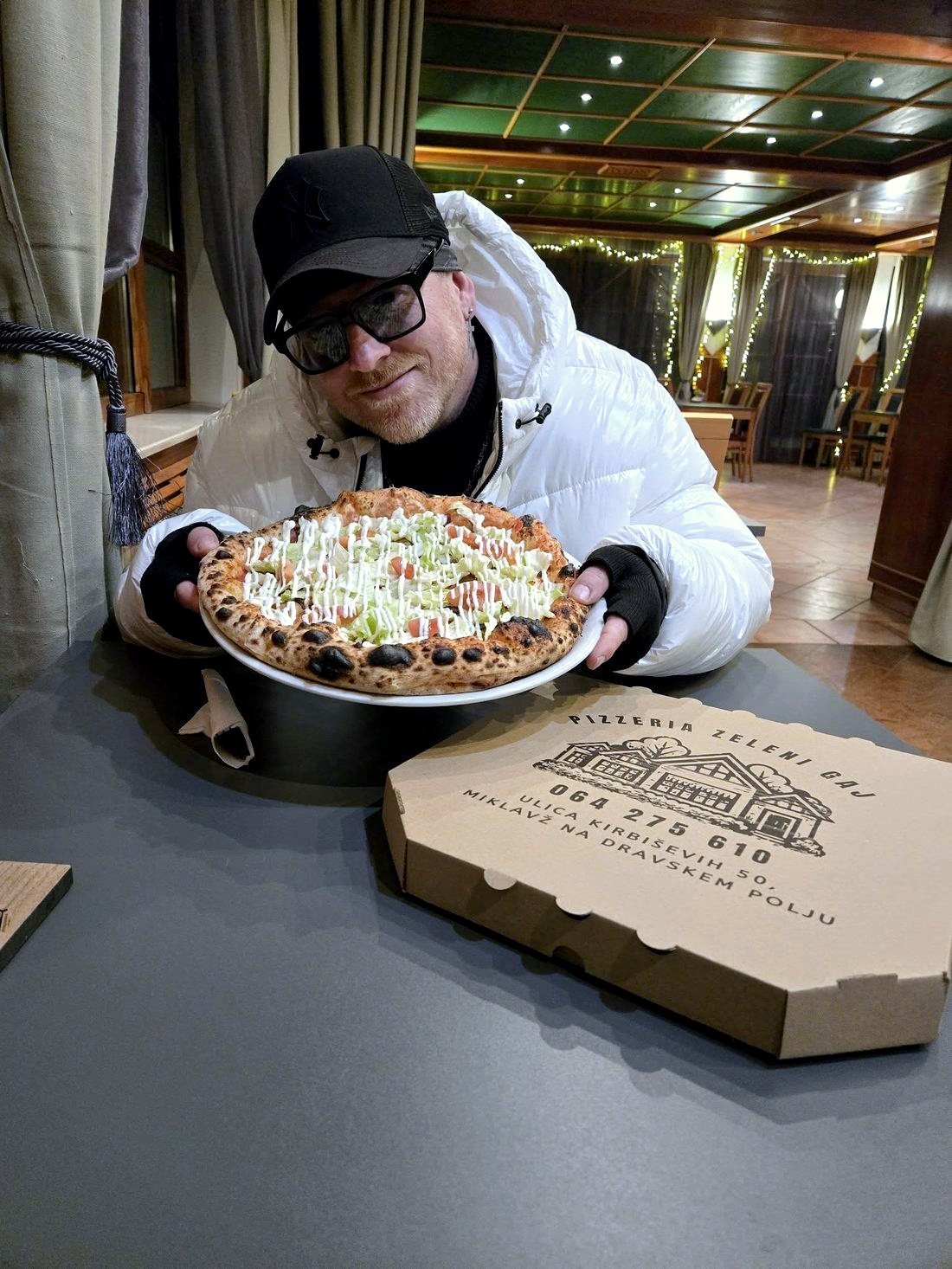 Gost z našo pizzo